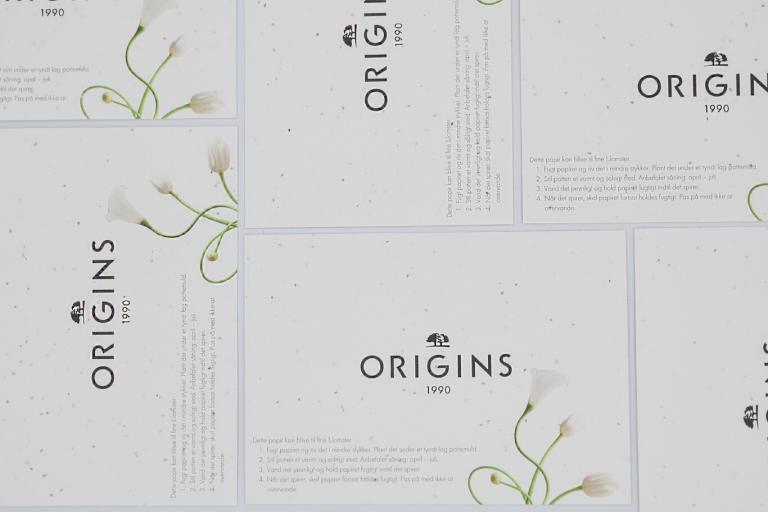 Cabecera una tarjeta plantable en papel con semillas contra la deforestación. marca Origins