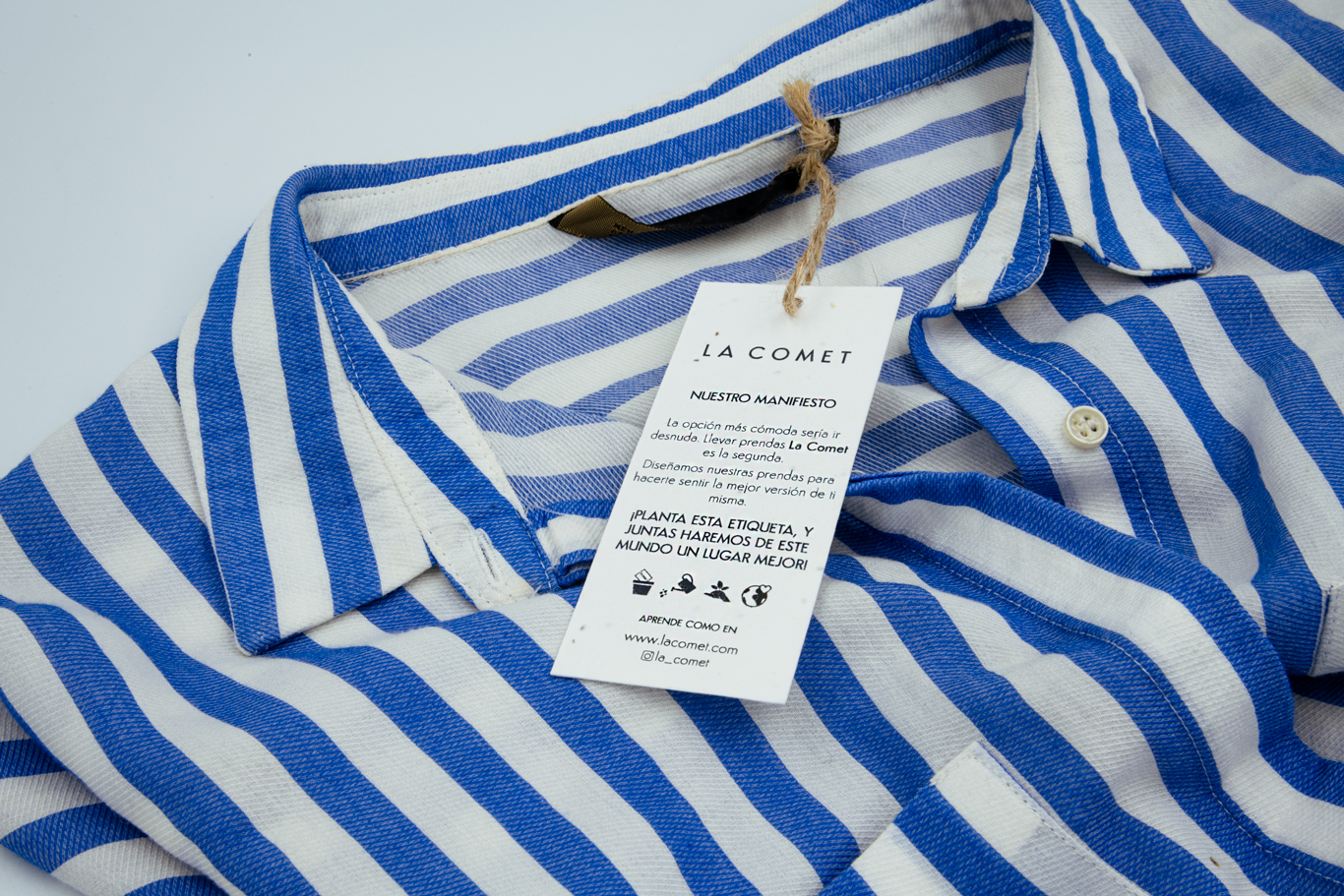 Camisa con etiqueta en papel con semillas de Lacomet